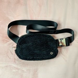 Lululemon Black Sherpa Belt Bag - Never worn  🛍️